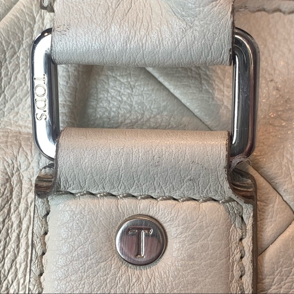 Tod’s White Quilted Pebble Leather Purse - Picture 9 of 16